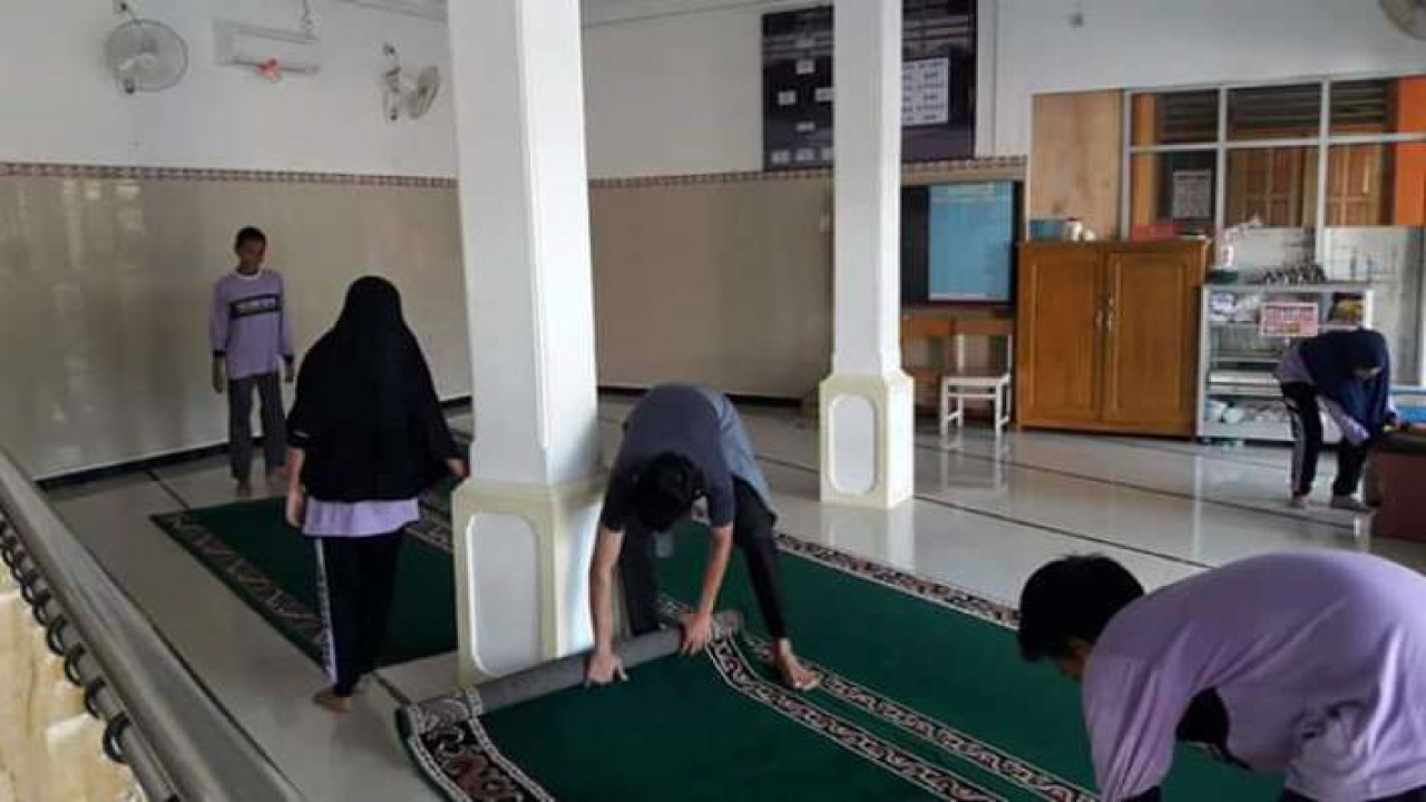 Isi Kegiatan Di Bulan Ramadhan, Siswa Musawerna Bersih-Bersih Masjid