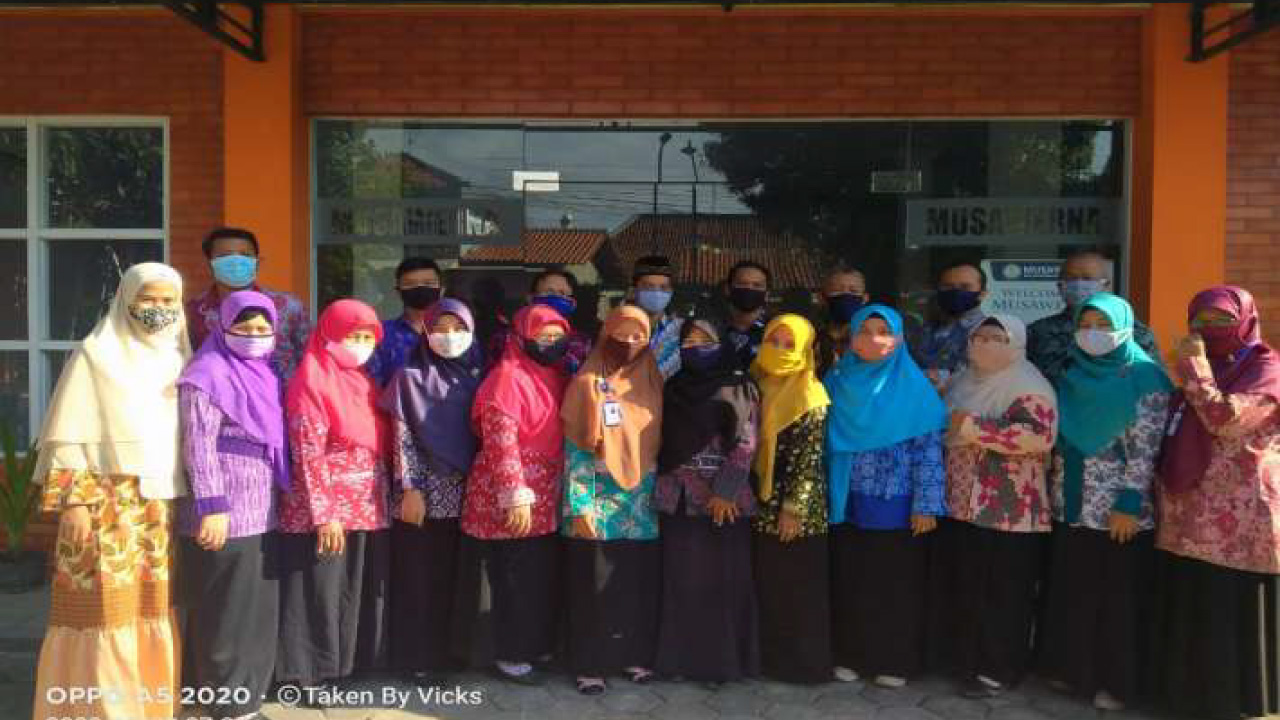 Meriahkan Hari Batik Nasional, Keluarga Besar Musawerna Kenakan Batik Penuh Warna dan Makna