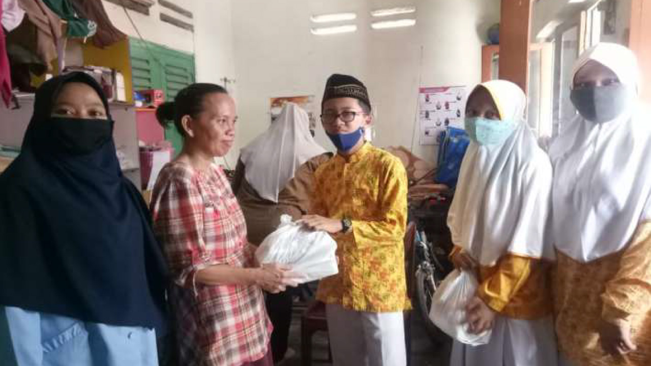 Peduli Sesama di Milad Muhammadiyah ke-108, Siswa Musawerna Bagikan Sembako untuk Masyarakat dan Relawan Covid-19