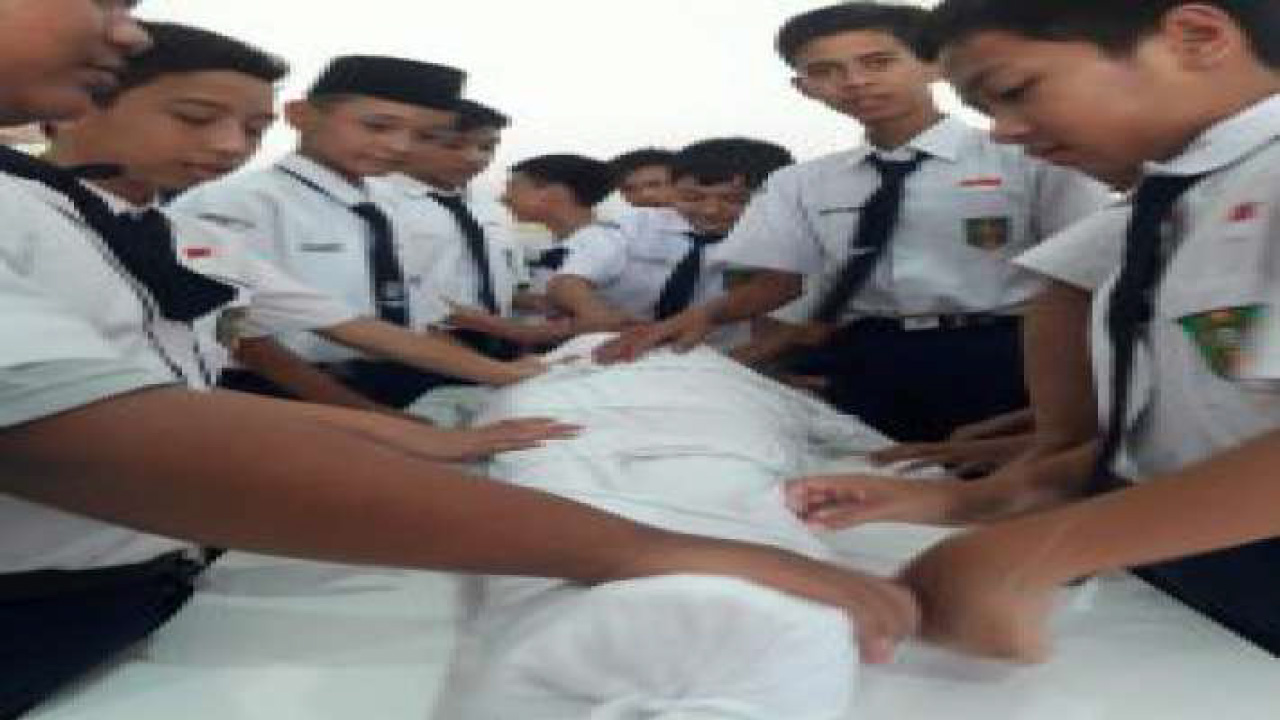 Pesantren Ramadhan – Siswa SMP Musawerna Belajar Memandikan Jenazah