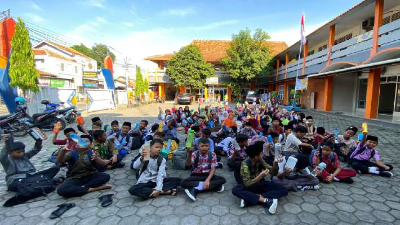 SMP Muhammadiyah Adiwerna Gaungkan “MPLS Ramah Tanpa Plastik” di Tahun Ajaran Baru 2025/2026