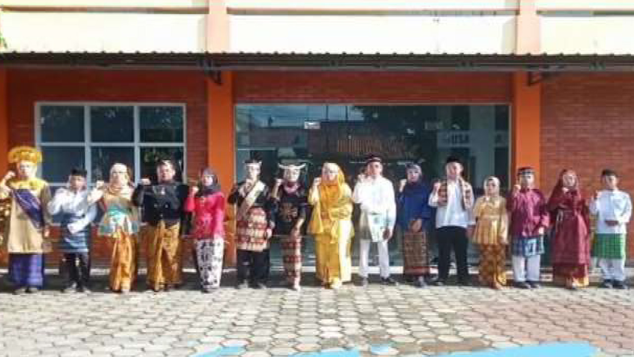 Semangat Sumpah Pemuda! Siswa Musawerna Tampil Membaca Puisi dengan Baju Adat Nusantara