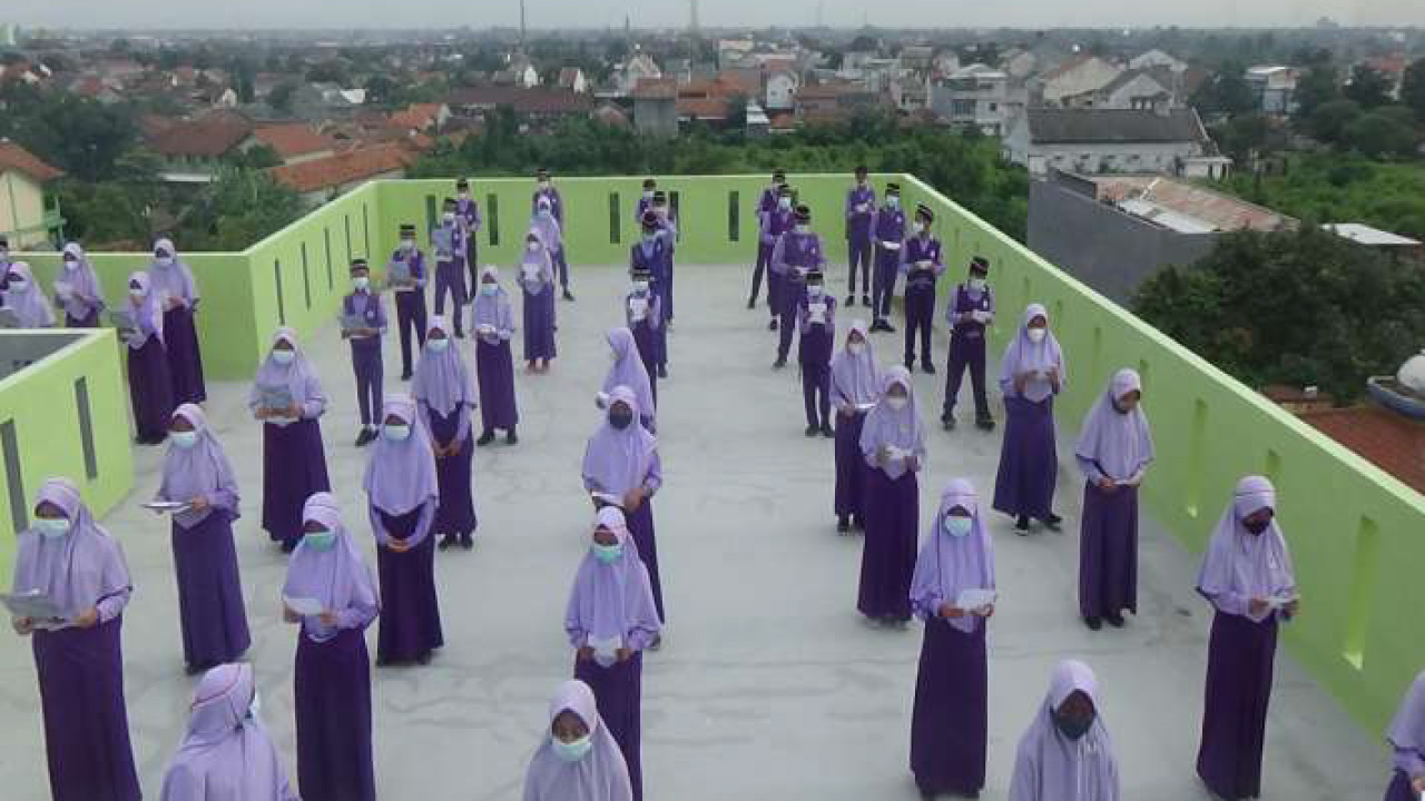 Spektakuler! Ratusan Siswa Musawerna Bacakan Puisi Cinta untuk Presiden Jokowi di Lantai Lima Pesantren