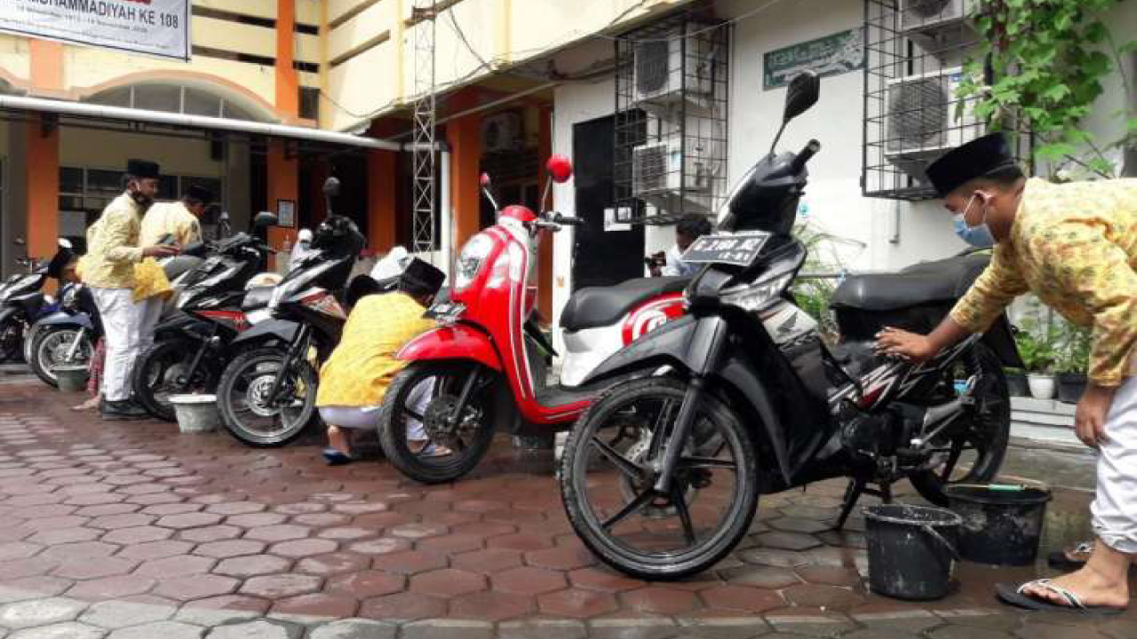 Unik dan Mengharukan! Siswa Musawerna Cuci Motor dan Semir Sepatu Guru di Hari Guru Nasional